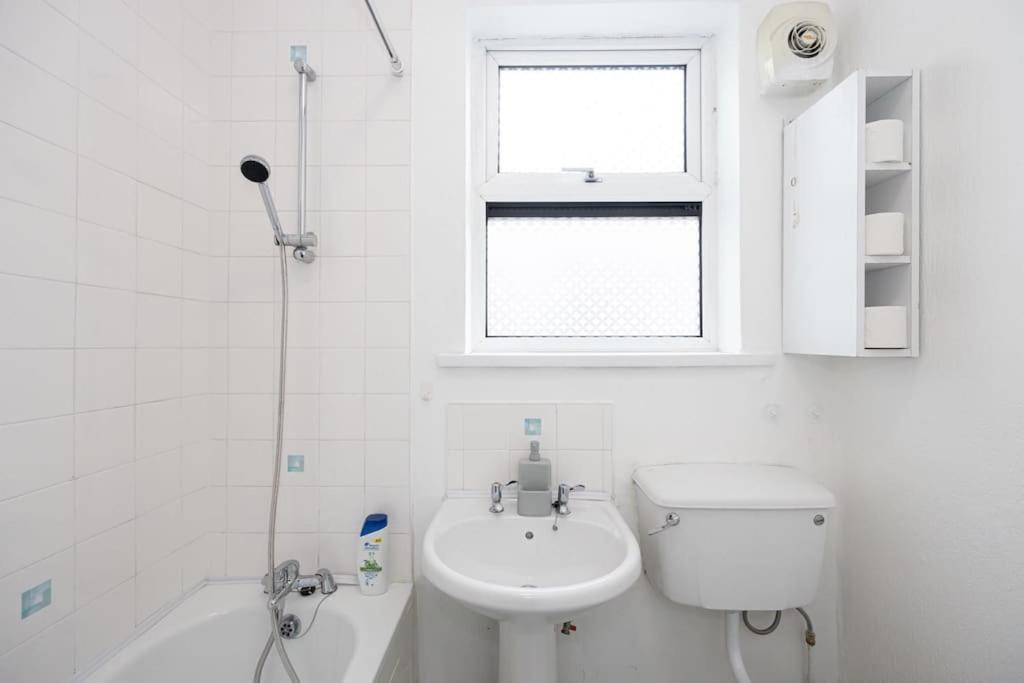 Bright & Modern 3 Bedroom Old Trafford Home 맨체스터 외부 사진