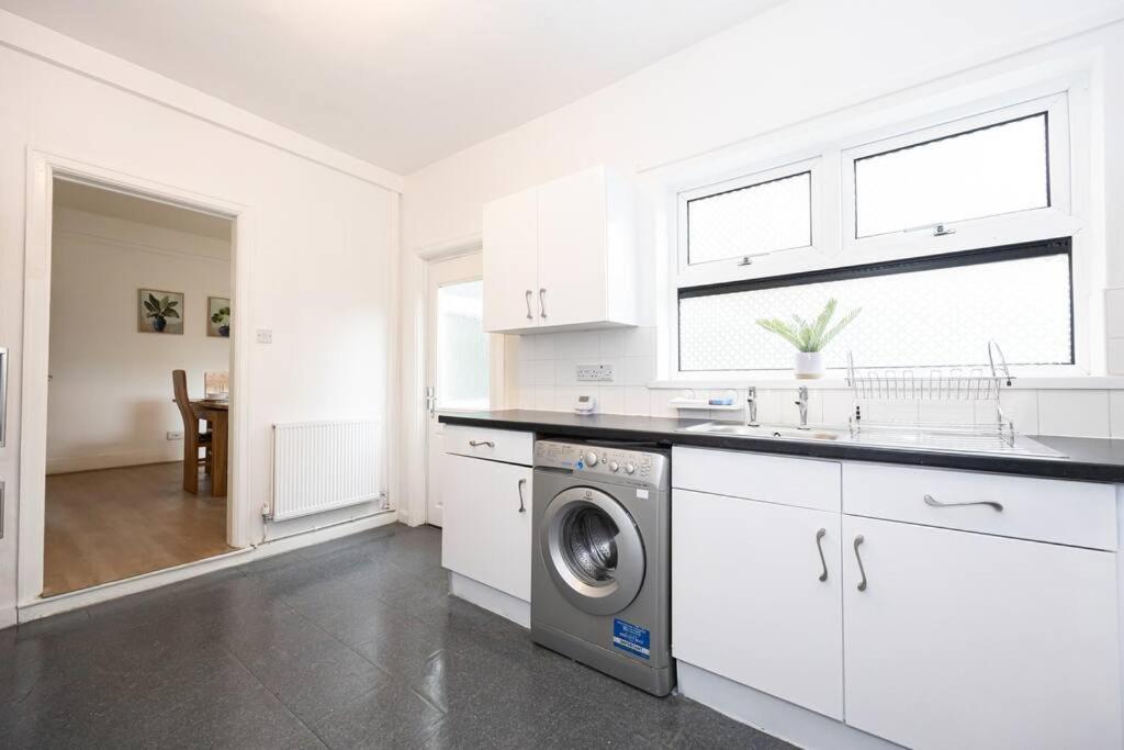 Bright & Modern 3 Bedroom Old Trafford Home 맨체스터 외부 사진
